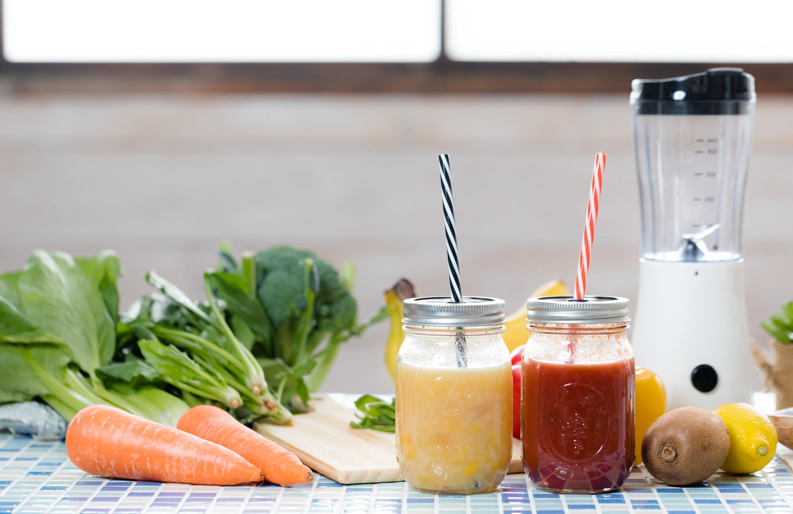 葉物野菜と人参、フルーツを使って作ったスムージーをグラスに入れ、ストローを挿した状態