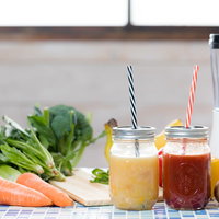 葉物野菜とフルーツで作ったスムージー、ミキサーで栄養満点の朝食の写真