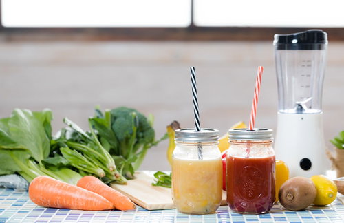 葉物野菜とフルーツで作ったスムージー、ミキサーで栄養満点の朝食