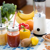 緑黄色野菜と果物のスムージーとフレッシュジュースの写真