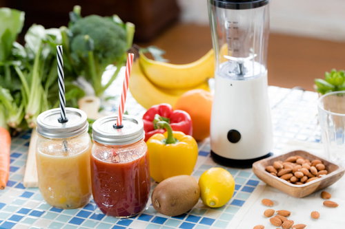 緑黄色野菜と果物のスムージーとフレッシュジュース