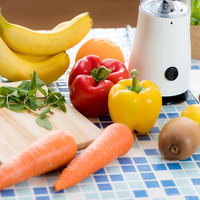 スムージー作りに使うニンジンやパプリカ、バナナなどの野菜と果物の写真