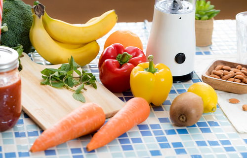 スムージー作りに使うニンジンやパプリカ、バナナなどの野菜と果物