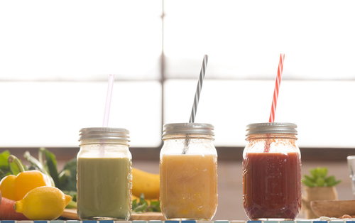 メイソンジャーの3色スムージー - グリーン、バナナ、レッドの健康ドリンク