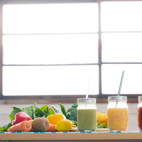 野菜と果物をたっぷり使ったスムージー3種類の写真