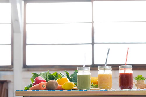 野菜と果物をたっぷり使ったスムージー3種類