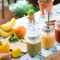 3種類のフレッシュスムージーと新鮮な果物と野菜の並びの写真