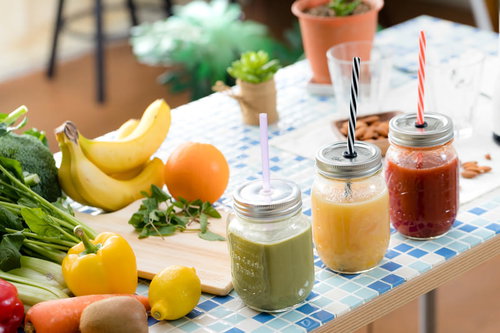 3種類のフレッシュスムージーと新鮮な果物と野菜の並び