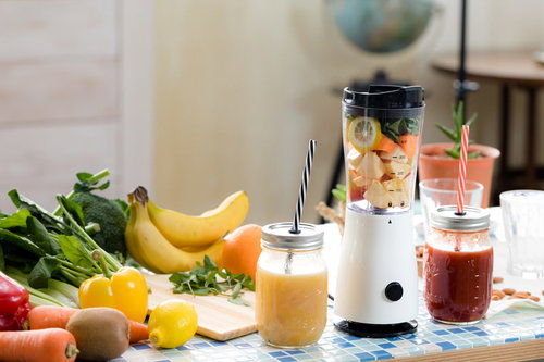 スムージー用の緑黄色野菜とジューサー、フレッシュなジュース