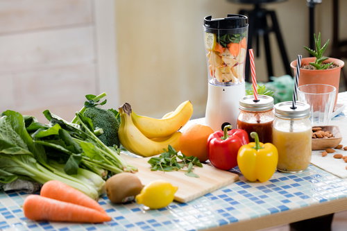 小松菜やレモン、パプリカなどの野菜と果物でスムージーを作る