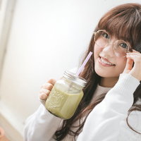 グリーンスムージーを飲む眼鏡をかけた文系女子の写真
