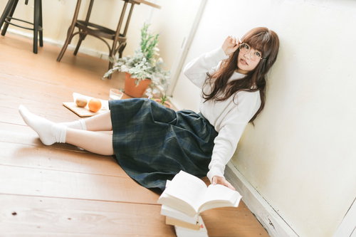 眼鏡をかけた文系彼女の読書時間、知的で落ち着きのある室内の読書シーン