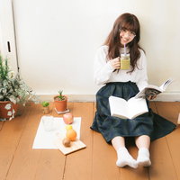 眼鏡をかけた笑顔でスムージーを飲む女子の健康的なライフスタイルの写真