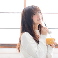 頭頂部の薄毛が気になる眼鏡の男性の写真