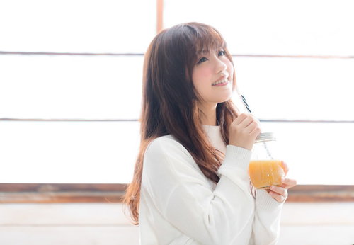 頭頂部の薄毛が気になる眼鏡の男性