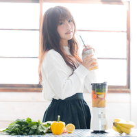 出来上がったフレッシュなスムージーを飲む女性の写真