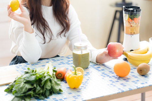 ジューサーで作るグリーンスムージーと新鮮な林檎