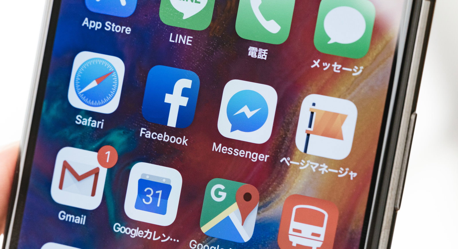 iPhoneのホーム画面にFacebookやLINEなどのアプリアイコン