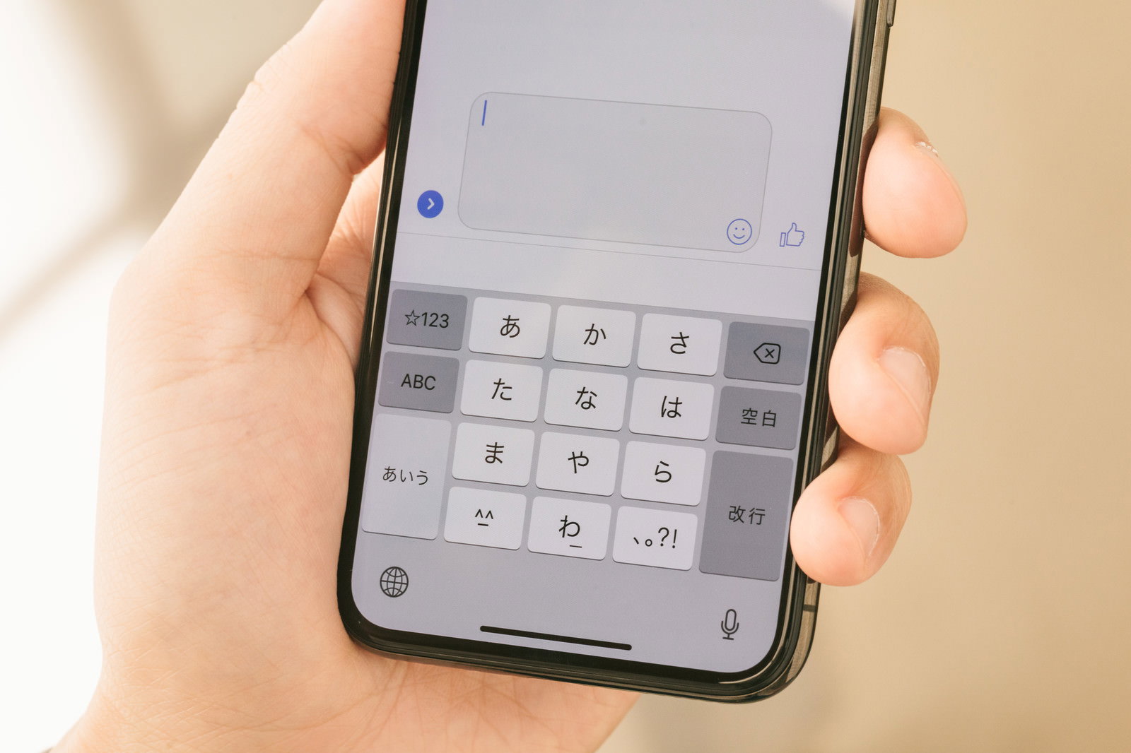 Messengerで日本語フリック入力するスマートフォン
