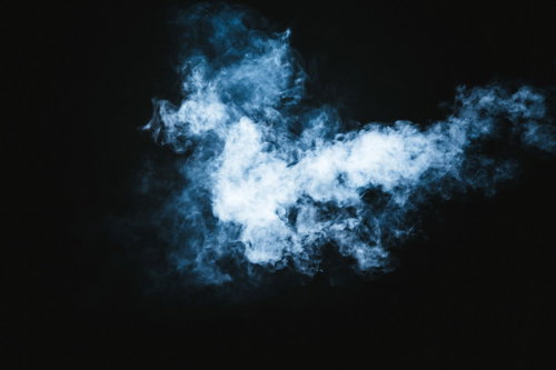 ふわっとした青いスモークが黒背景に広がる煙