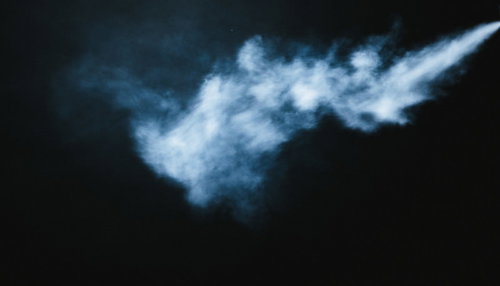 暗闇に立ち上る白い副流煙