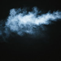 煙草のけむりが黒い背景に立ち込める白い煙の写真