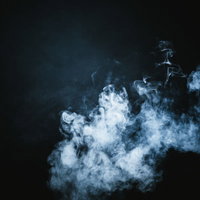 暗い背景で消えそうなスモーク、白い煙が立ち上がるエフェクトの写真
