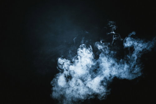 暗い背景で消えそうなスモーク、白い煙が立ち上がるエフェクト