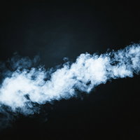 吹き出すスモークの黒背景の写真