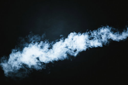 吹き出すスモークの黒背景