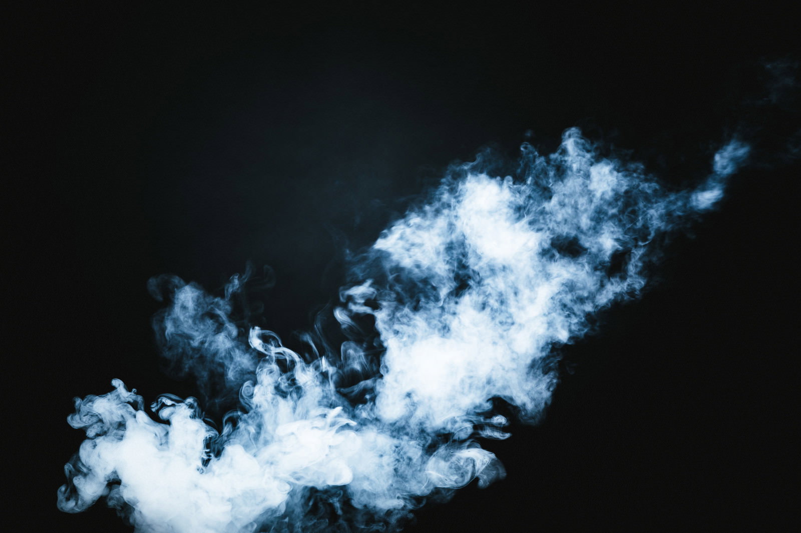 暗い背景に白いスモークが幻想的に漂っている様子