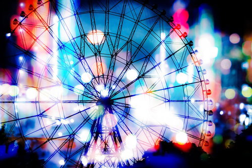 光りに包まれた観覧車のフォトモンタージュ
