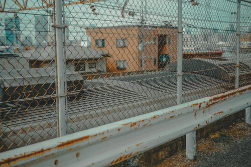 ガードレールと通過する車両の屋根