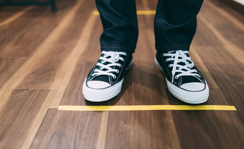 お並びになる時は黄色い線まで離れてください～ソーシャルディスタンスの啓発