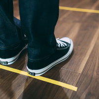 黄色い線まで下がる足元（ソーシャルディスタンス）の写真