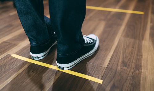 黄色い線まで下がる足元（ソーシャルディスタンス）