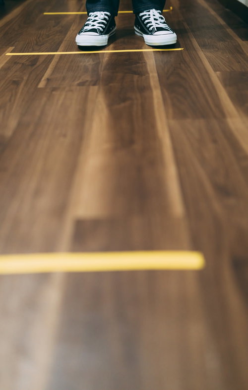 前と距離をとりながら靴を履いた足元で並ぶ（ソーシャルディスタンス）