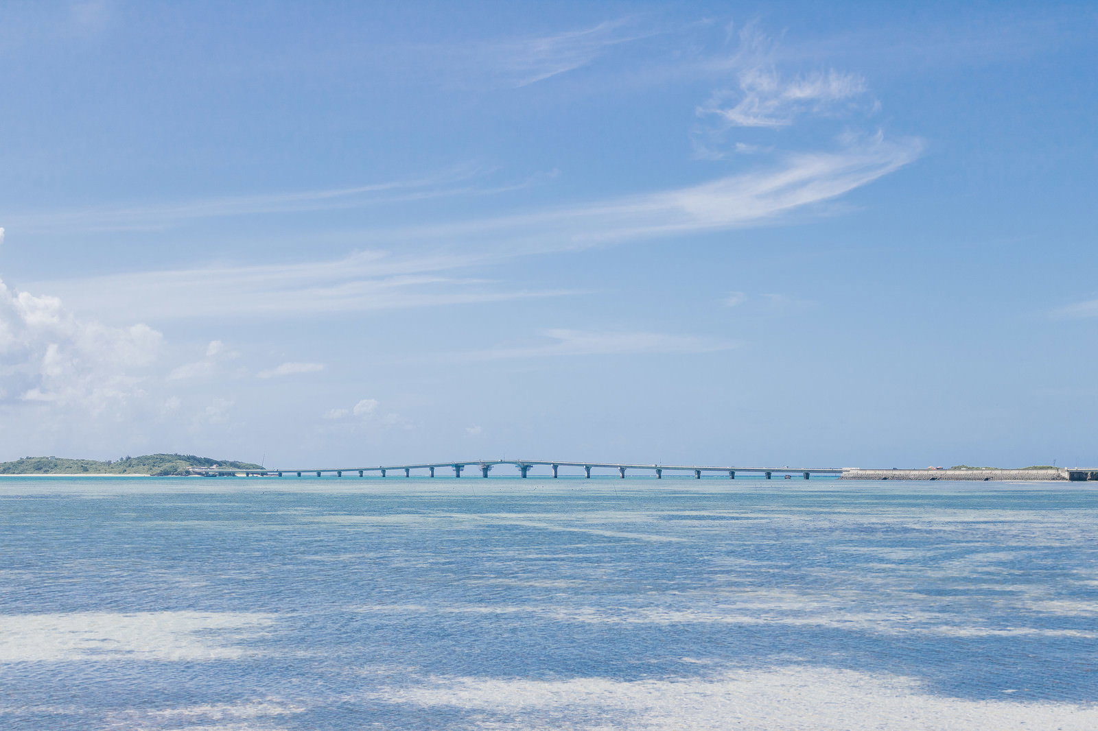池間大橋と青い海が広がる宮古島の風景