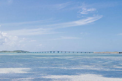 池間大橋と透き通る海を望む宮古島の風景 沖縄リゾート