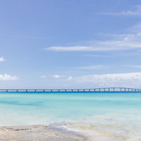 全長3,540mの伊良部大橋と宮古ブルーの海の写真