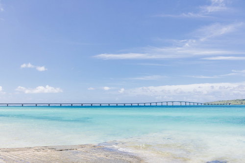 全長3,540mの伊良部大橋と宮古ブルーの海