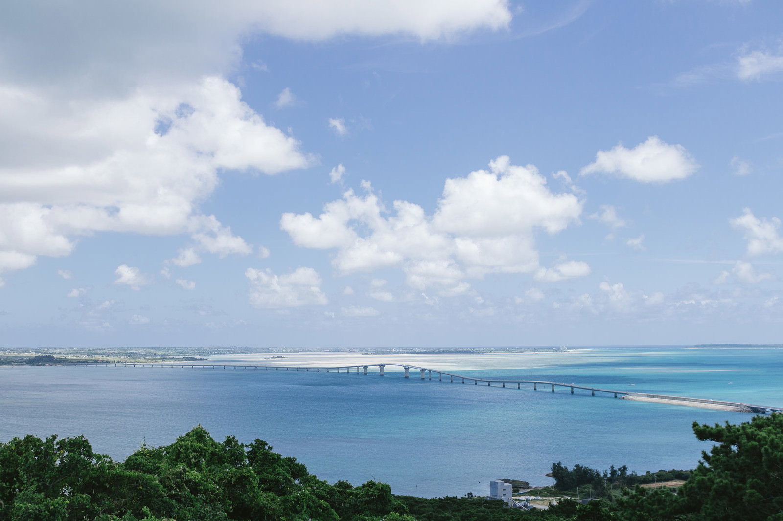 高台から見た伊良部大橋と宮古島の青い海