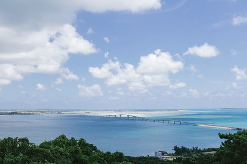 宮古島の伊良部大橋と透き通る海が見える絶景