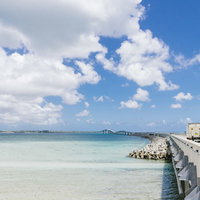 宮古ブルーに囲まれた伊良部大橋を走るトラックの写真