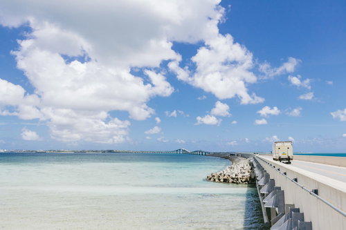 宮古ブルーに囲まれた伊良部大橋を走るトラック