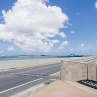 宮古島の伊良部大橋入り口から眺める青い海と空の写真