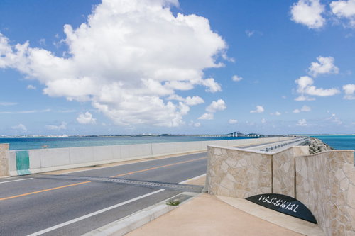 宮古島の伊良部大橋入り口から眺める青い海と空