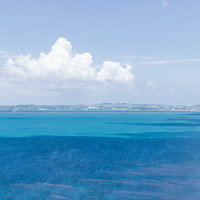 伊良部島・牧山展望台から見渡す宮古ブルーの海と沿岸風景の写真