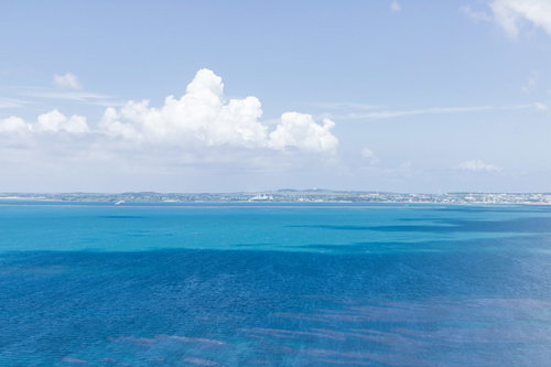 伊良部島・牧山展望台から見渡す宮古ブルーの海と沿岸風景