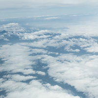 上空から見た白い雲が層状に広がる青空の風景の写真